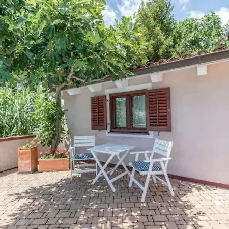 Nice Bungalow With Shared Swimming Pool And Enclosed Garden With Bbq, Pula 5 Km Away Vikendica *