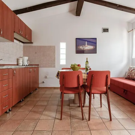 Nice Bungalow With Shared Swimming Pool And Enclosed Garden With Bbq, Pula 5 Km Away Semesterbostad