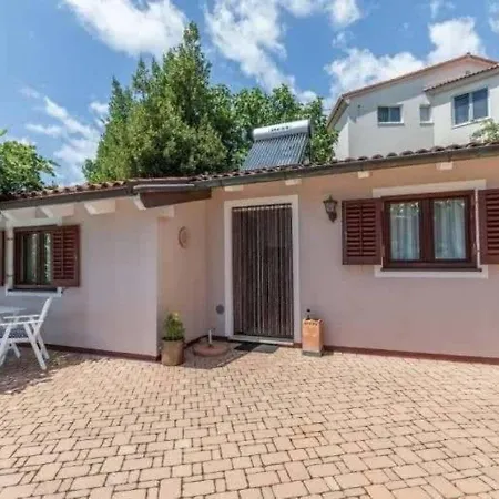 Nice Bungalow With Shared Swimming Pool And Enclosed Garden With Bbq, Pula 5 Km Away Vinkuran