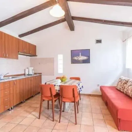 Semesterbostad Nice Bungalow With Shared Swimming Pool And Enclosed Garden With Bbq, Pula 5 Km Away *