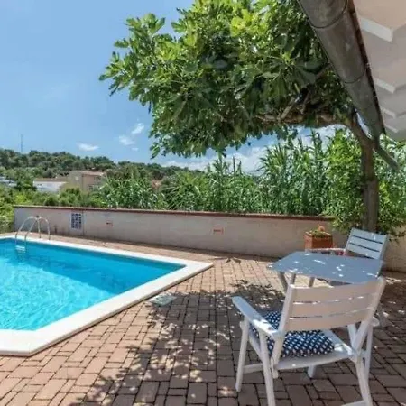 Nice Bungalow With Shared Swimming Pool And Enclosed Garden With Bbq, Pula 5 Km Away Vikendica Vinkuran