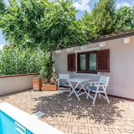 Nice Bungalow With Shared Swimming Pool And Enclosed Garden With Bbq, Pula 5 Km Away