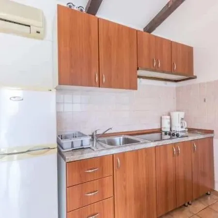 Nice Bungalow With Shared Swimming Pool And Enclosed Garden With Bbq, Pula 5 Km Away
