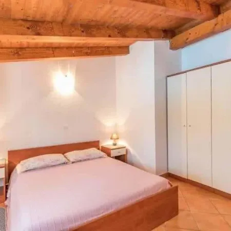 Nice Bungalow With Shared Swimming Pool And Enclosed Garden With Bbq, Pula 5 Km Away Vikendica Vinkuran