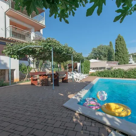 Nice Bungalow With Shared Swimming Pool And Enclosed Garden With Bbq, Pula 5 Km Away Vinkuran