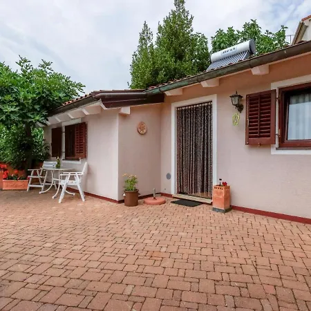 Vikendica Nice Bungalow With Shared Swimming Pool And Enclosed Garden With Bbq, Pula 5 Km Away Vinkuran