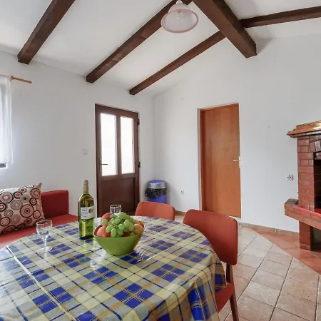 Semesterbostad Nice Bungalow With Shared Swimming Pool And Enclosed Garden With Bbq, Pula 5 Km Away *