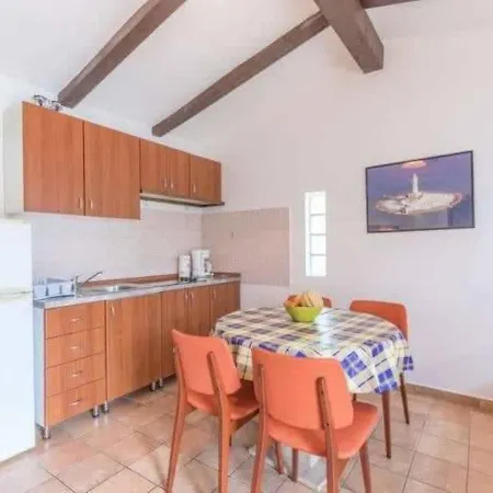 Nice Bungalow With Shared Swimming Pool And Enclosed Garden With Bbq, Pula 5 Km Away *