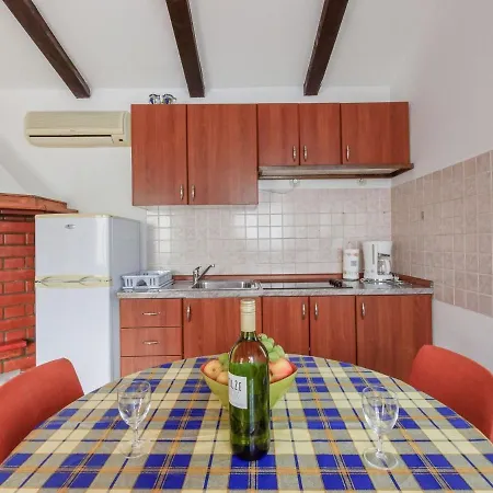 Semesterbostad Nice Bungalow With Shared Swimming Pool And Enclosed Garden With Bbq, Pula 5 Km Away Vinkuran