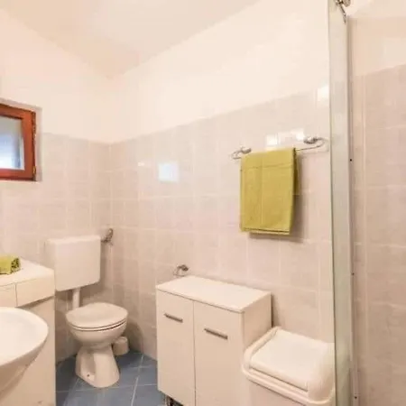 Nice Bungalow With Shared Swimming Pool And Enclosed Garden With Bbq, Pula 5 Km Away Vikendica Vinkuran