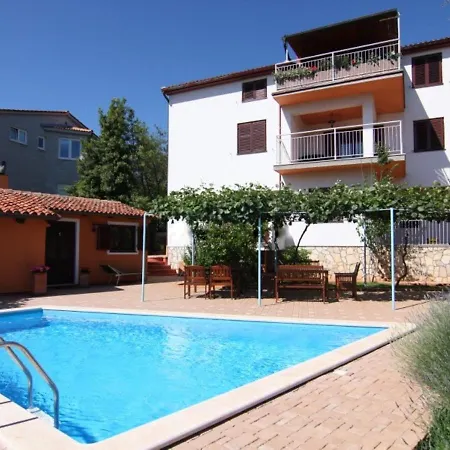 Vikendica Nice Bungalow With Shared Swimming Pool And Enclosed Garden With Bbq, Pula 5 Km Away Vinkuran