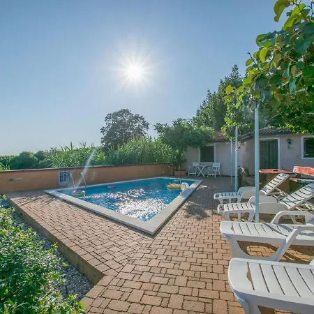 Nice Bungalow With Shared Swimming Pool And Enclosed Garden With Bbq, Pula 5 Km Away Vikendica Vinkuran