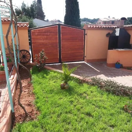 Vikendica Nice Bungalow With Shared Swimming Pool And Enclosed Garden With Bbq, Pula 5 Km Away *