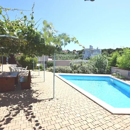 Nice Bungalow With Shared Swimming Pool And Enclosed Garden With Bbq, Pula 5 Km Away Vikendica *