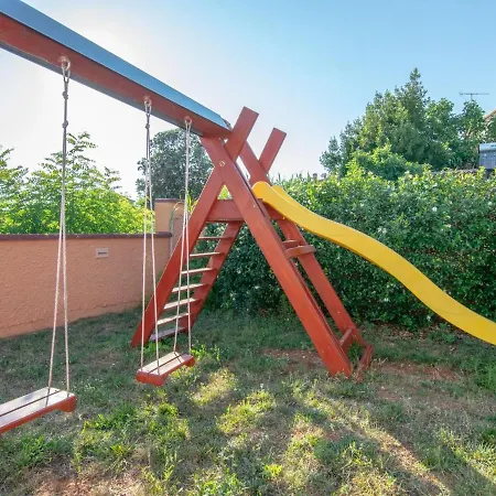 Semesterbostad Nice Bungalow With Shared Swimming Pool And Enclosed Garden With Bbq, Pula 5 Km Away