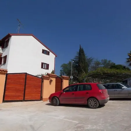 Nice Bungalow With Shared Swimming Pool And Enclosed Garden With Bbq, Pula 5 Km Away Vikendica Vinkuran