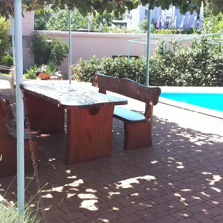 Nice Bungalow With Shared Swimming Pool And Enclosed Garden With Bbq, Pula 5 Km Away