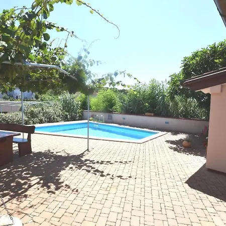 Nice Bungalow With Shared Swimming Pool And Enclosed Garden With Bbq, Pula 5 Km Away Semesterbostad *