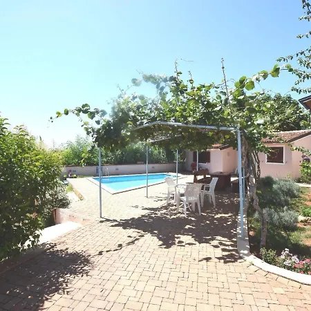 Nice Bungalow With Shared Swimming Pool And Enclosed Garden With Bbq, Pula 5 Km Away