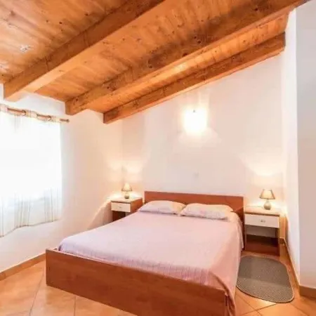 Nice Bungalow With Shared Swimming Pool And Enclosed Garden With Bbq, Pula 5 Km Away * Vinkuran