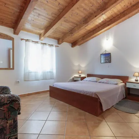 Nyaraló Nice Bungalow With Shared Swimming Pool And Enclosed Garden With Bbq, Pula 5 Km Away Vinkuran
