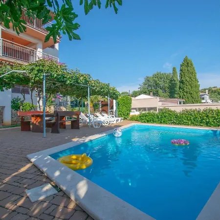 Nice Bungalow With Shared Swimming Pool And Enclosed Garden With Bbq, Pula 5 Km Away Vinkuran