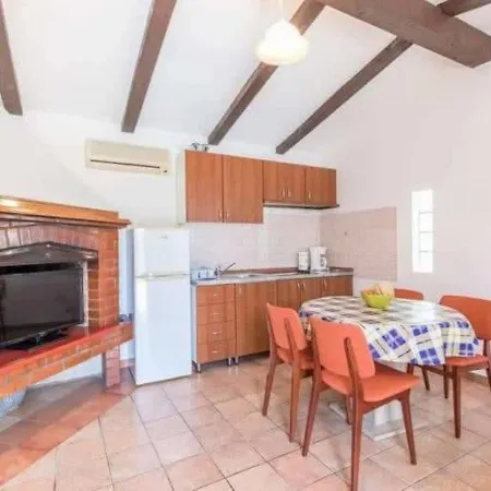 Nice Bungalow With Shared Swimming Pool And Enclosed Garden With Bbq, Pula 5 Km Away Nyaraló *